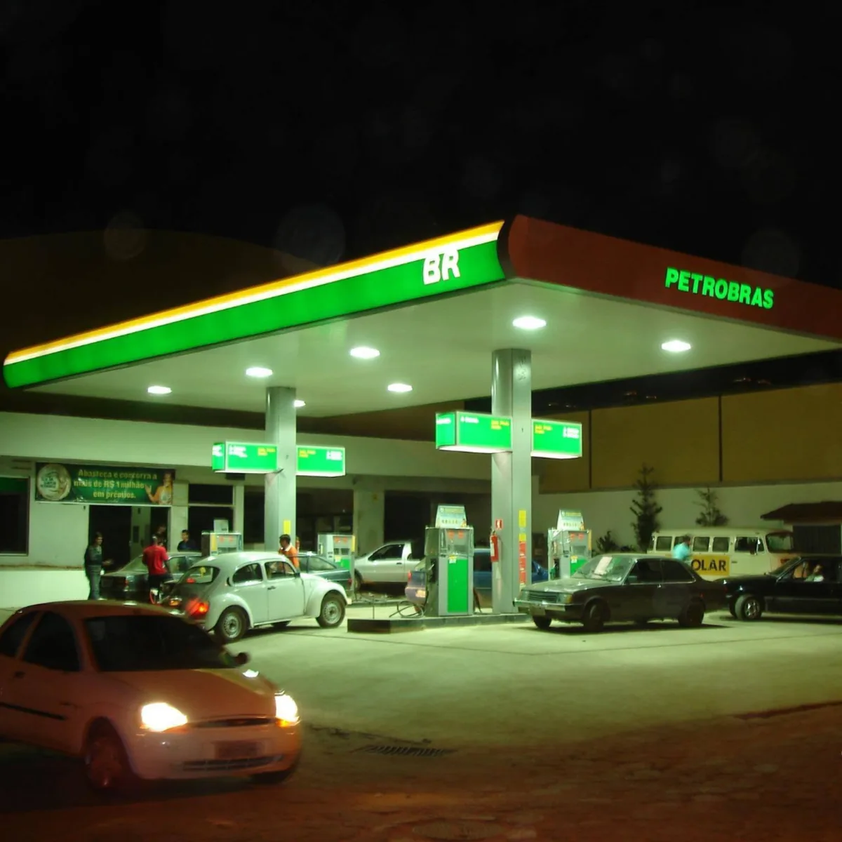 Fachada iluminada do Auto Posto Zezão à noite